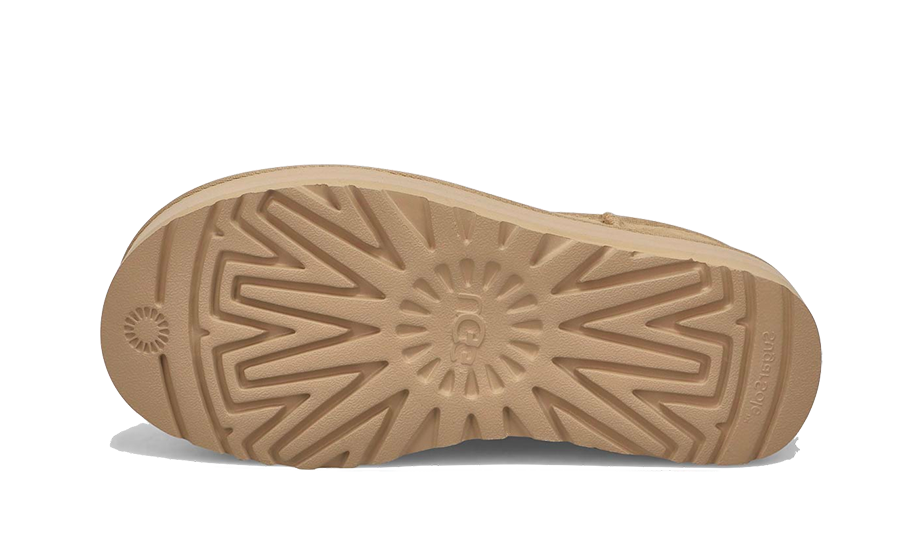 Podrážka UGG Classic Ultra Mini Platform Boot Mustard Seed – robustná gumová podrážka s protišmykovým vzorom pre stabilnú chôdzu.