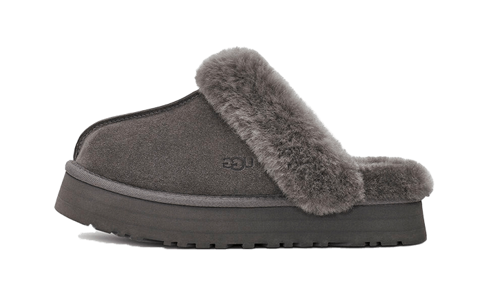 UGG Disquette Slipper Charcoal – bočný pohľad na semišové papuče v tmavosivej farbe Charcoal s výraznou kožúškovou podšívkou a zvýšenou podrážkou.