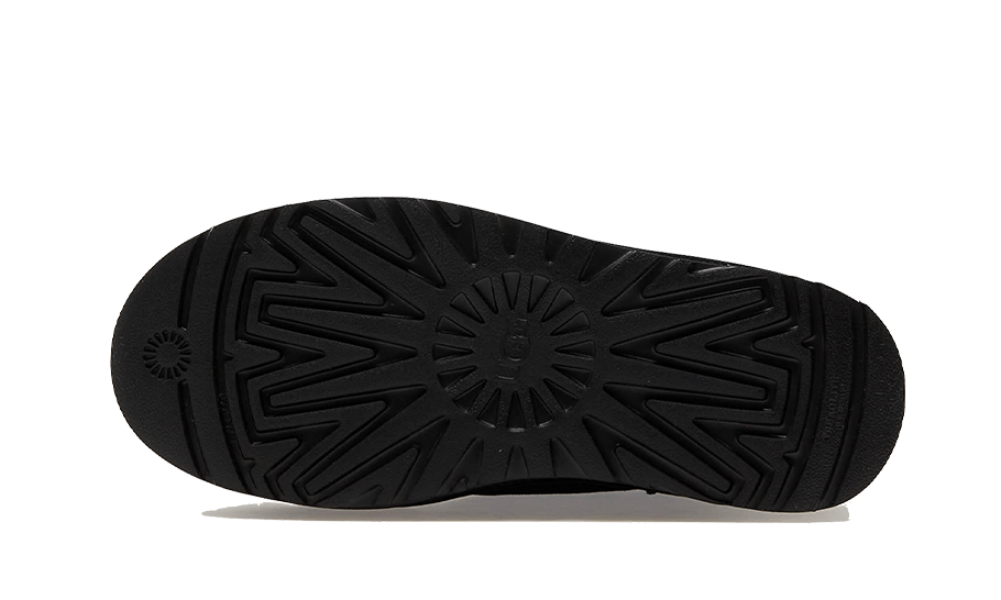 Podrážka UGG Neumel Platform Chelsea Boot Black – robustná gumová platformová podrážka s protišmykovým vzorom.