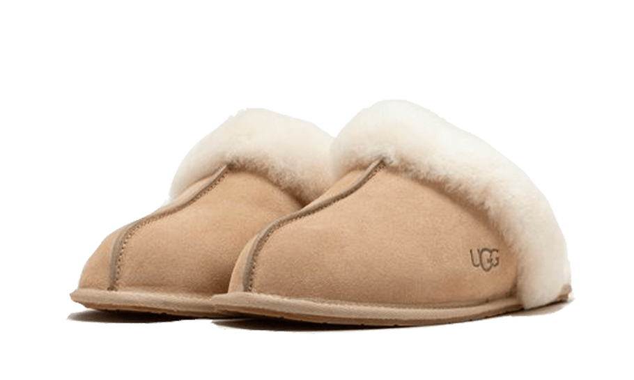 UGG Scuffette II Mustard Seed – šikmý pohľad zvýrazňujúci jemný semišový zvršok, nízky profil a čisté línie modelu Scuffette II.