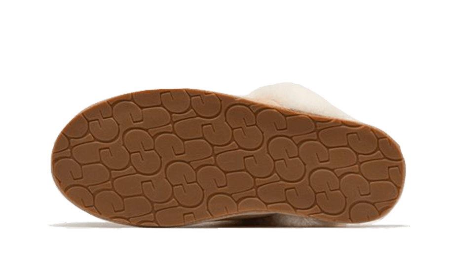 UGG Scuffette II Mustard Seed – detail podrážky s jemným protišmykovým vzorom pre stabilitu a pohodlie pri domácom nosení.