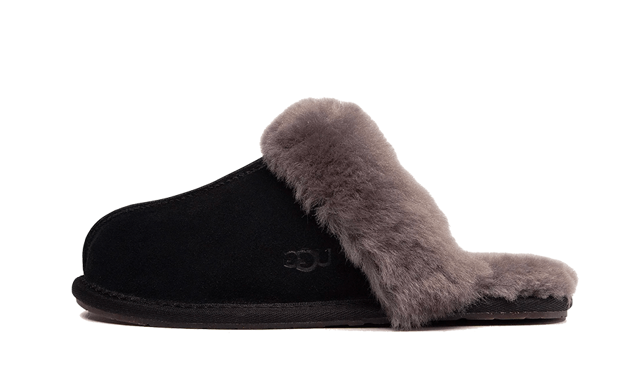 UGG Scuffette II Slipper Black Grey – bočný pohľad na elegantné papuče v čiernej farbe s kontrastnou sivou kožúškovou podšívkou a otvoreným slip-on dizajnom.