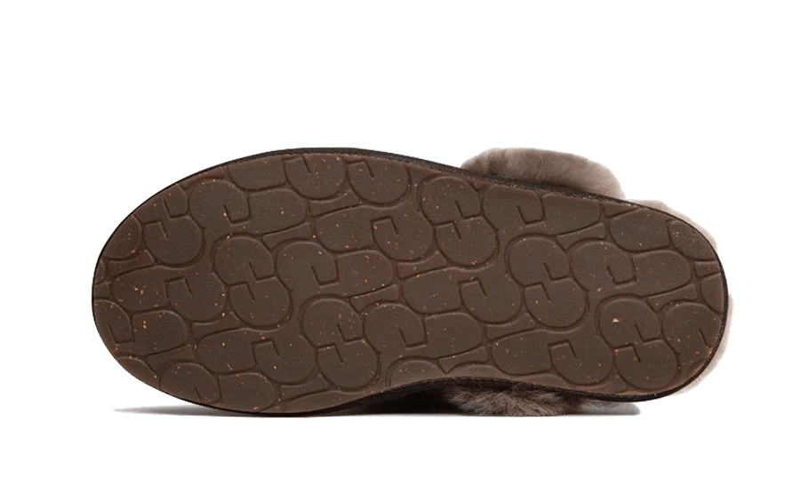 UGG Scuffette II Slipper Black Grey – detail podrážky s jemným protišmykovým vzorom pre stabilitu a pohodlie pri domácom nosení.
