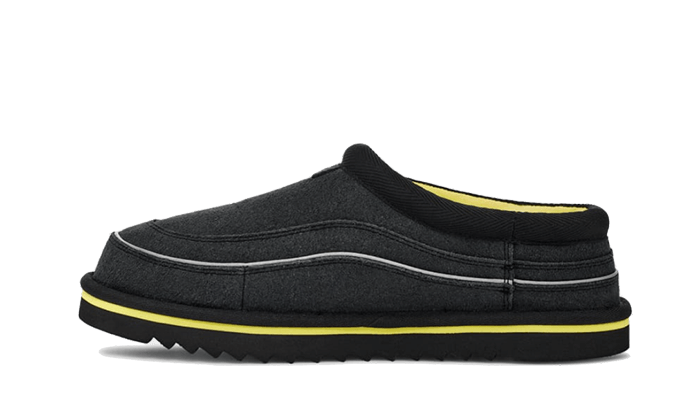 UGG Tasman Cali Wave Black Pearfect – bočný pohľad na papuče v čiernom prevedení s kontrastným žltým detailom Pearfect a ležérnym Cali Wave dizajnom.