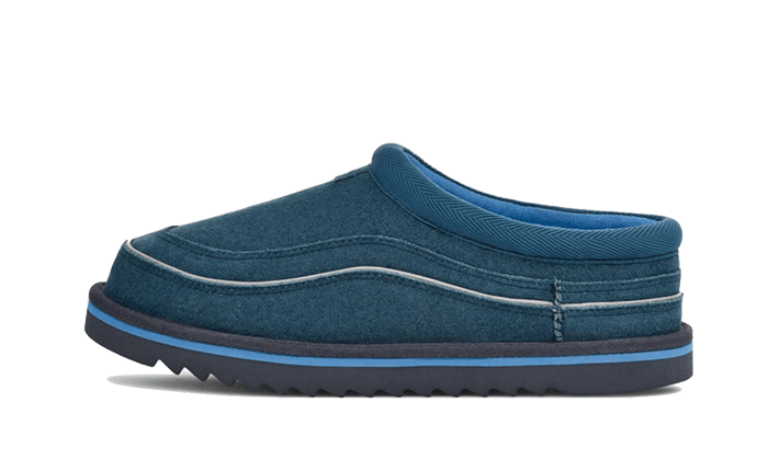 UGG Tasman Cali Wave Evening Sky Big Sky – bočný pohľad na papuče v tmavomodrom odtieni Evening Sky s kontrastným prešívaním a ležérnym Cali Wave dizajnom.