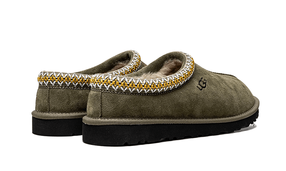 Zadná časť papúč UGG Tasman Slipper Burnt Olive Black s pevným opätkom pre stabilnú chôdzu.