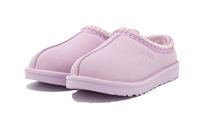 UGG Tasman Slipper Lavender Fog – pohľad na tvar papuče, mäkké polstrovanie a čistý, moderný dizajn.