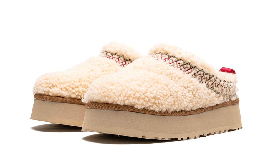 UGG Tazz Braid Natural – pohľad na tvar papuče, objemné polstrovanie a výrazný pletený (braid) detail.